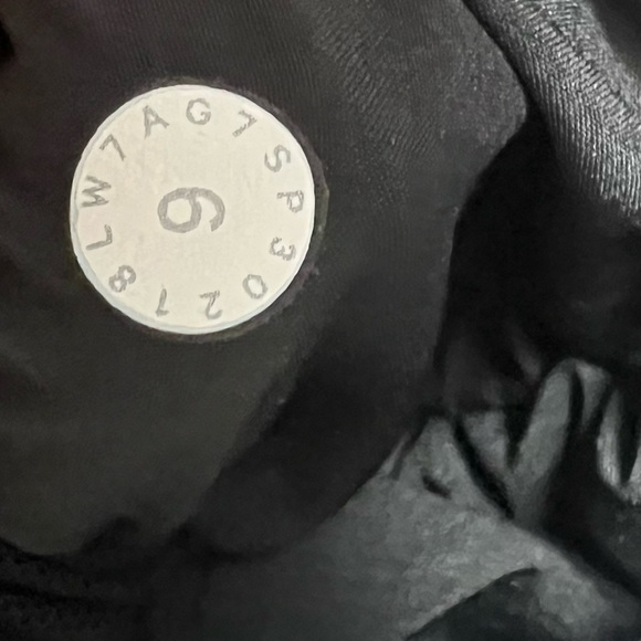 Lululemon On The Fly Short *Woven *2.5" Black (First Release) Size 6 - Picture 9 of 9